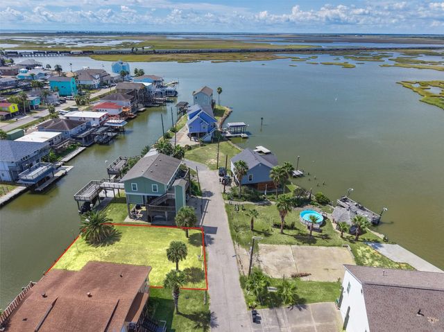 65 Lakeside Drive, Hitchcock, TX 77563