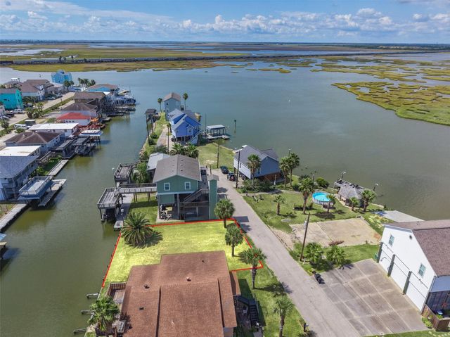 65 Lakeside Drive, Hitchcock, TX 77563