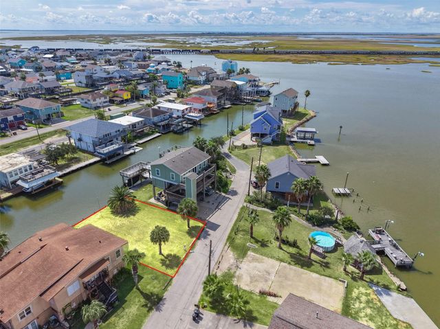 65 Lakeside Drive, Hitchcock, TX 77563