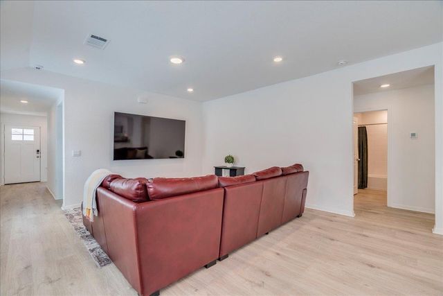 314 Lake Sweetwater LN, Buda, TX 78610