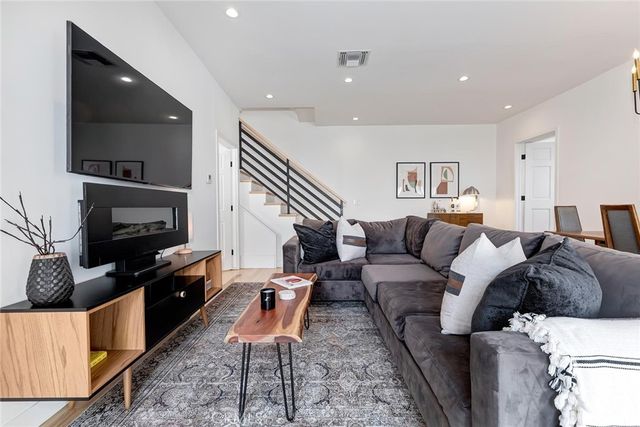 8611 Rosewood Avenue, West Hollywood, CA 90048
