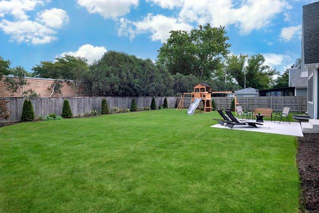 1947 Summerton Place, Northbrook, IL 60062