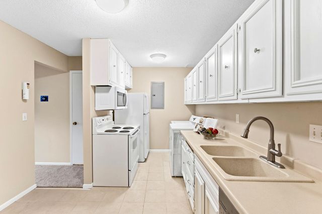 1207 Trailwood S, Hopkins, MN 55343