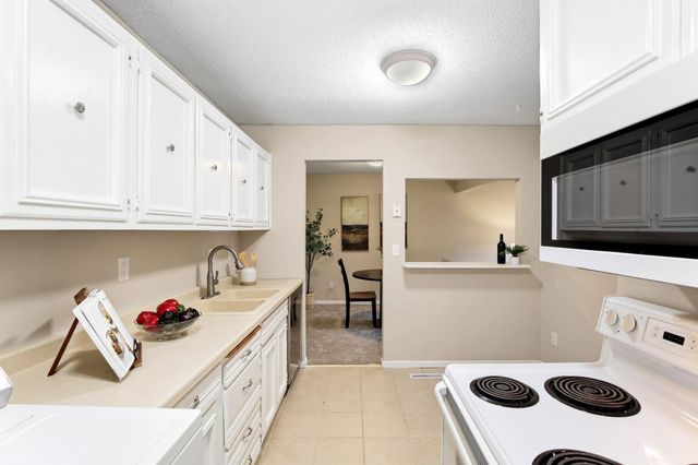 1207 Trailwood S, Hopkins, MN 55343