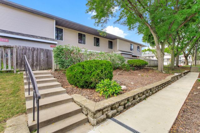 1207 Trailwood S, Hopkins, MN 55343