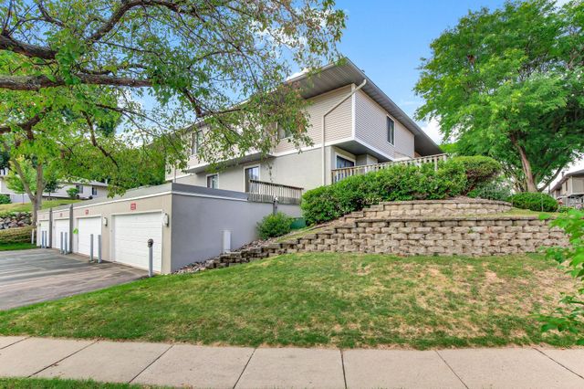 1207 Trailwood S, Hopkins, MN 55343