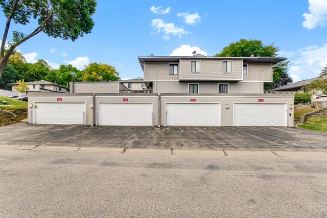 1207 Trailwood S, Hopkins, MN 55343