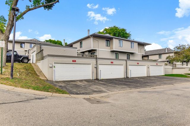 1207 Trailwood S, Hopkins, MN 55343
