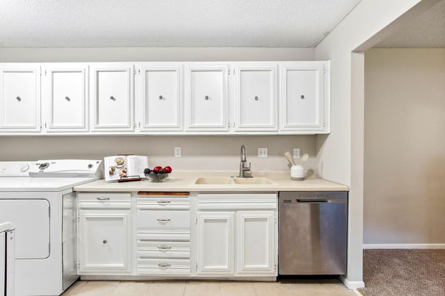 1207 Trailwood S, Hopkins, MN 55343