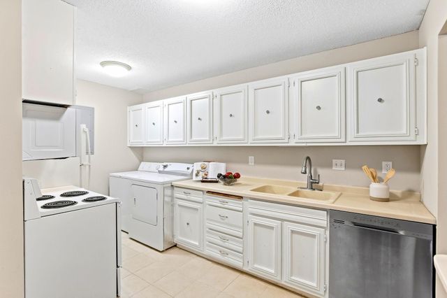 1207 Trailwood S, Hopkins, MN 55343