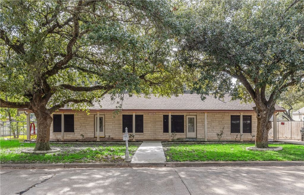 1105 E 30th St, Bryan, TX 77802