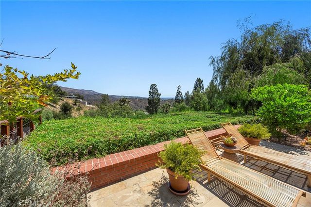 10162 La Sierra, North Tustin, CA 92705