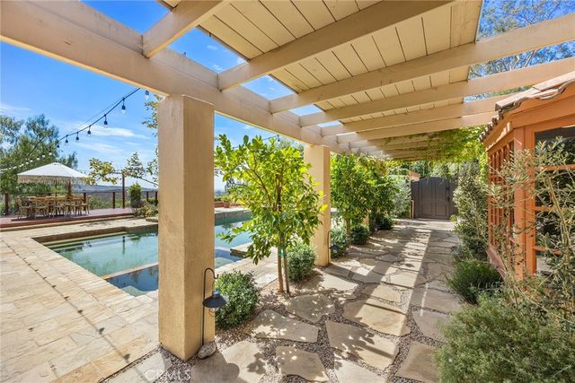 10162 La Sierra, North Tustin, CA 92705