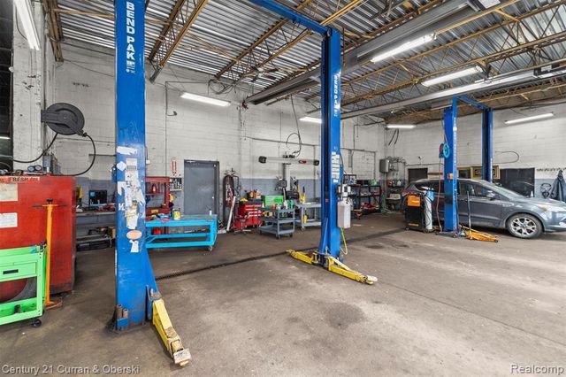 7417 W 8 Mile Road, Detroit, MI 48221