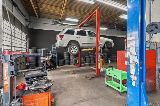 7417 W 8 Mile Road, Detroit, MI 48221