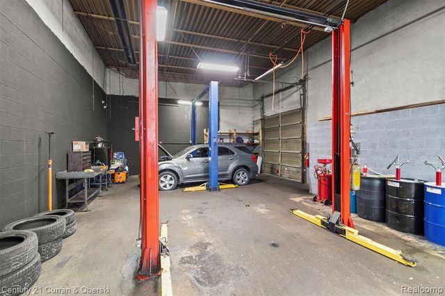 7417 W 8 Mile Road, Detroit, MI 48221