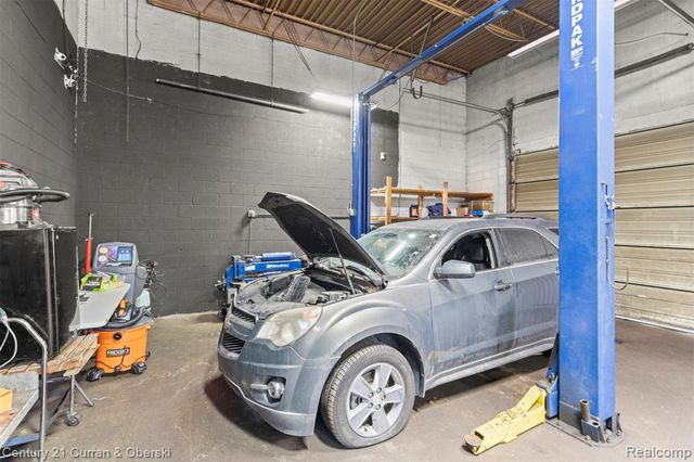 7417 W 8 Mile Road, Detroit, MI 48221