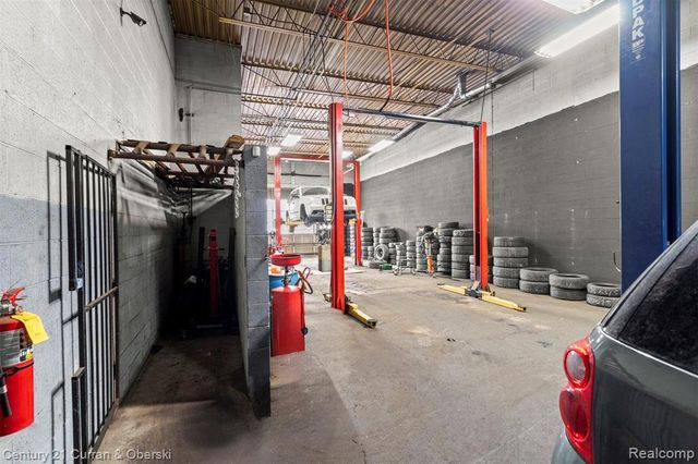 7417 W 8 Mile Road, Detroit, MI 48221