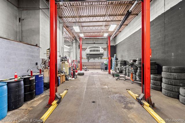 7417 W 8 Mile Road, Detroit, MI 48221