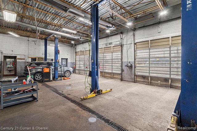 7417 W 8 Mile Road, Detroit, MI 48221