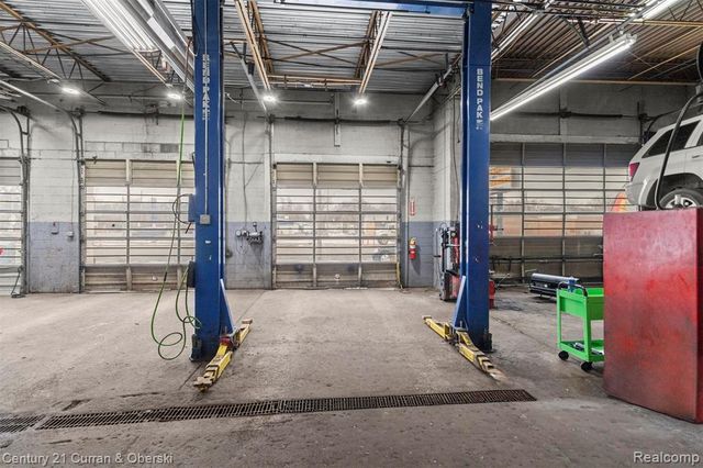 7417 W 8 Mile Road, Detroit, MI 48221