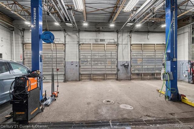 7417 W 8 Mile Road, Detroit, MI 48221