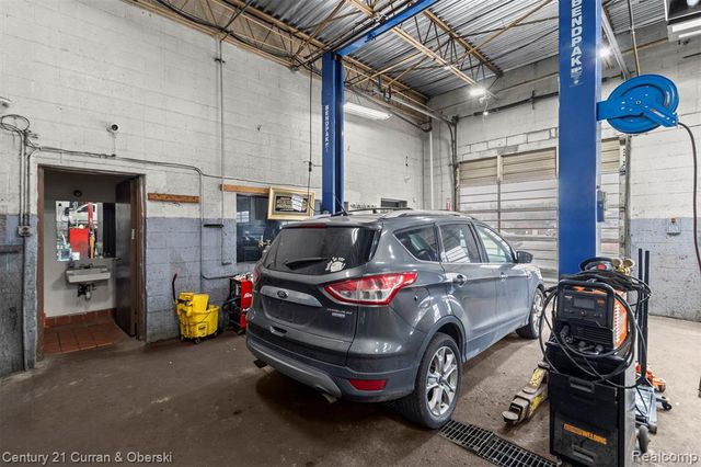 7417 W 8 Mile Road, Detroit, MI 48221