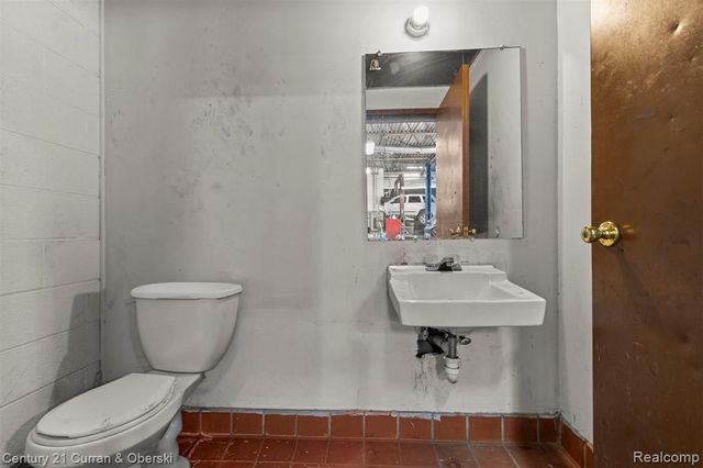 7417 W 8 Mile Road, Detroit, MI 48221