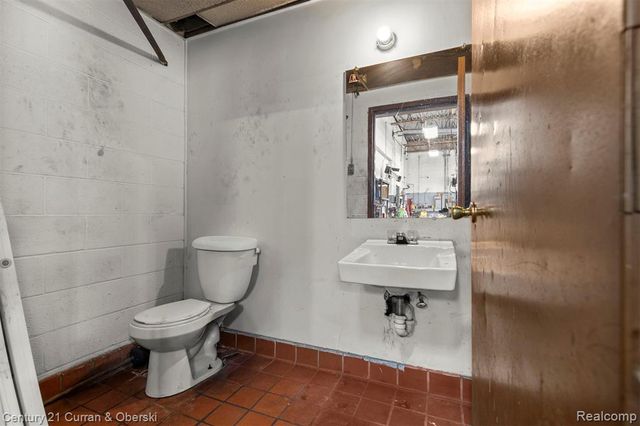 7417 W 8 Mile Road, Detroit, MI 48221