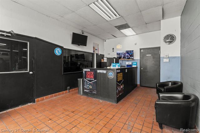 7417 W 8 Mile Road, Detroit, MI 48221