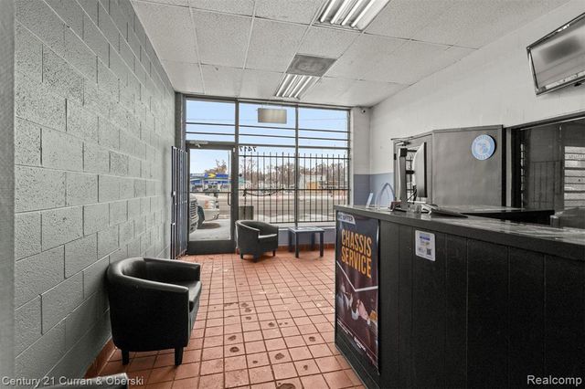 7417 W 8 Mile Road, Detroit, MI 48221