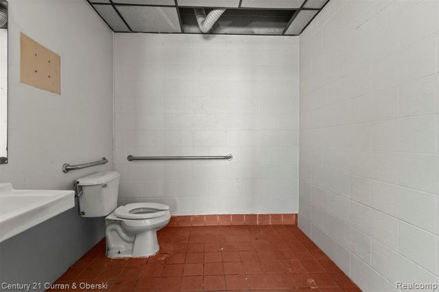 7417 W 8 Mile Road, Detroit, MI 48221