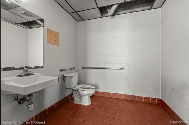 7417 W 8 Mile Road, Detroit, MI 48221