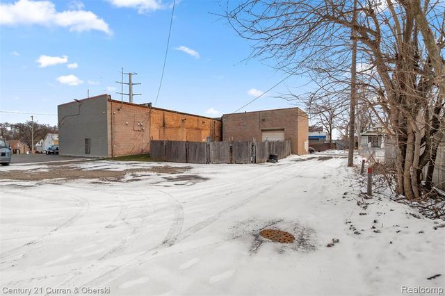 7417 W 8 Mile Road, Detroit, MI 48221