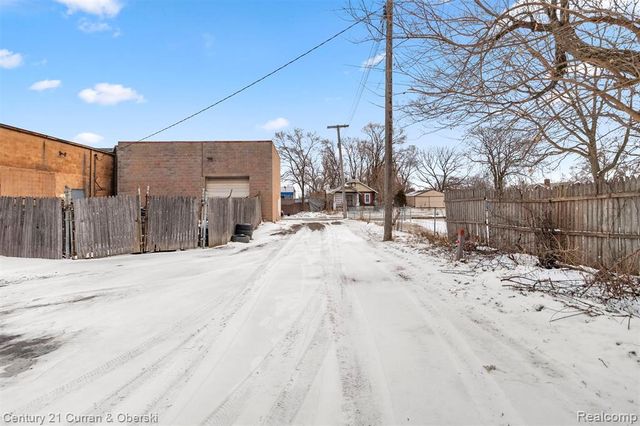 7417 W 8 Mile Road, Detroit, MI 48221