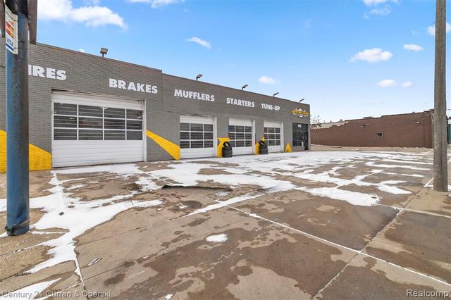 7417 W 8 Mile Road, Detroit, MI 48221