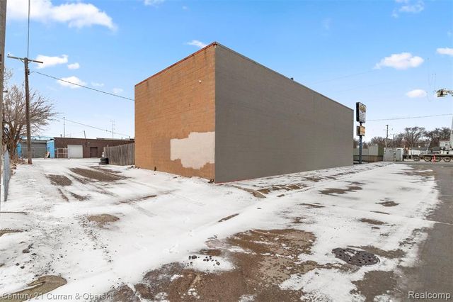 7417 W 8 Mile Road, Detroit, MI 48221