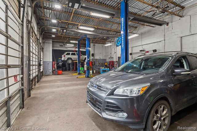 7417 W 8 Mile Road, Detroit, MI 48221