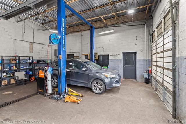 7417 W 8 Mile Road, Detroit, MI 48221