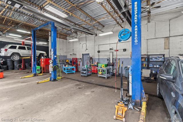 7417 W 8 Mile Road, Detroit, MI 48221