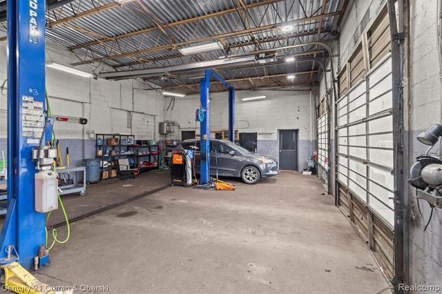 7417 W 8 Mile Road, Detroit, MI 48221