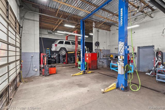 7417 W 8 Mile Road, Detroit, MI 48221