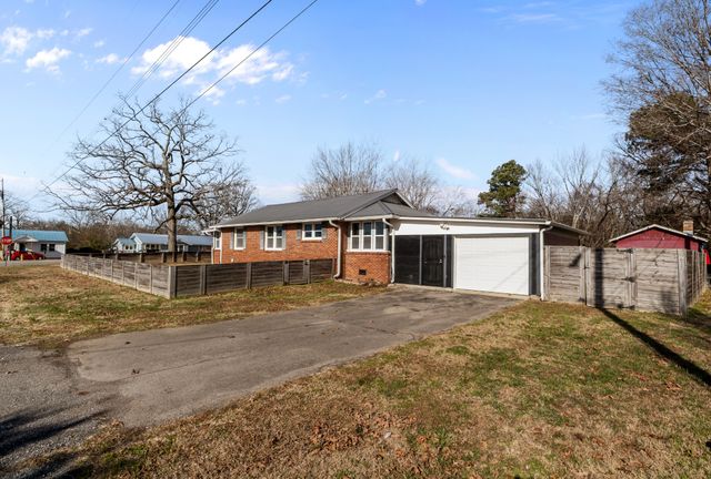 202 Parkway, W, Dickson, TN 37055