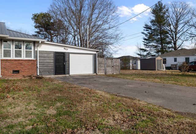 202 Parkway, W, Dickson, TN 37055