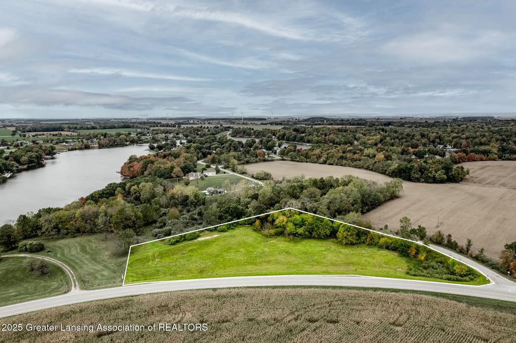 005 S Skyline Drive, Perrinton, MI 48871