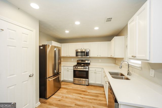 9422 Lakeview Road, Union City, GA 30291