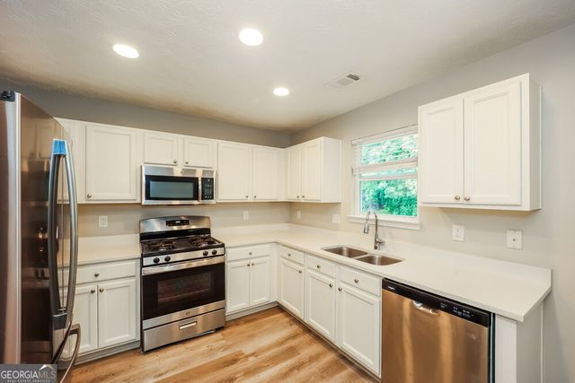 9422 Lakeview Road, Union City, GA 30291