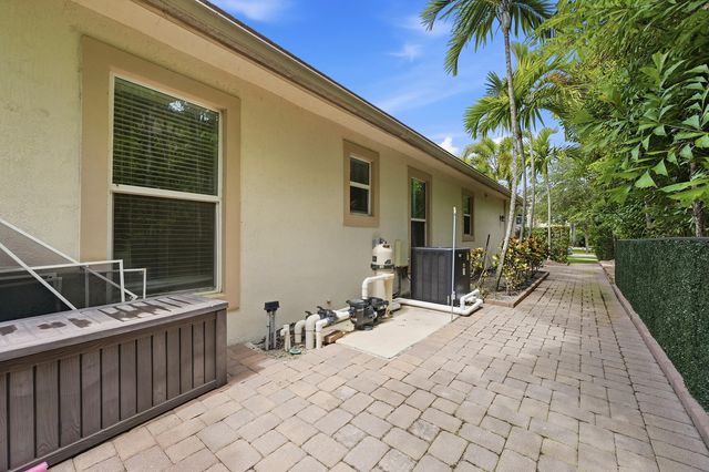 851 Edgebrook Lane, West Palm Beach, FL 33411
