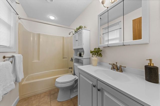 5 Ascot Lane 5, Uxbridge, MA 01569