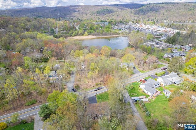 678 Morsetown Road, West Milford, NJ 07480